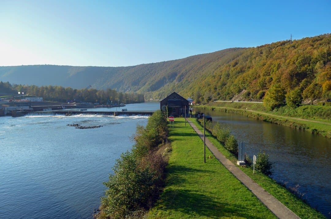 Casa às margens de lago tranquilo em paisagem natural