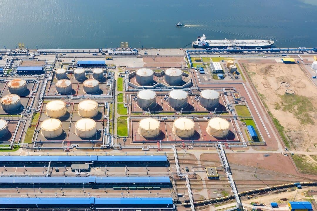 Vista aérea de terminal de armazenamento e infraestrutura industrial