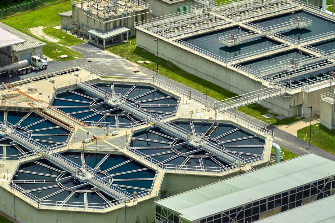 Vista aérea de moderna estação de tratamento de águas residuais urbanas