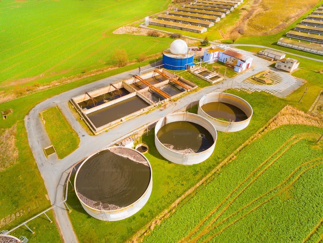 Vista aérea de planta de biogás em campos verdes com energia renovável
