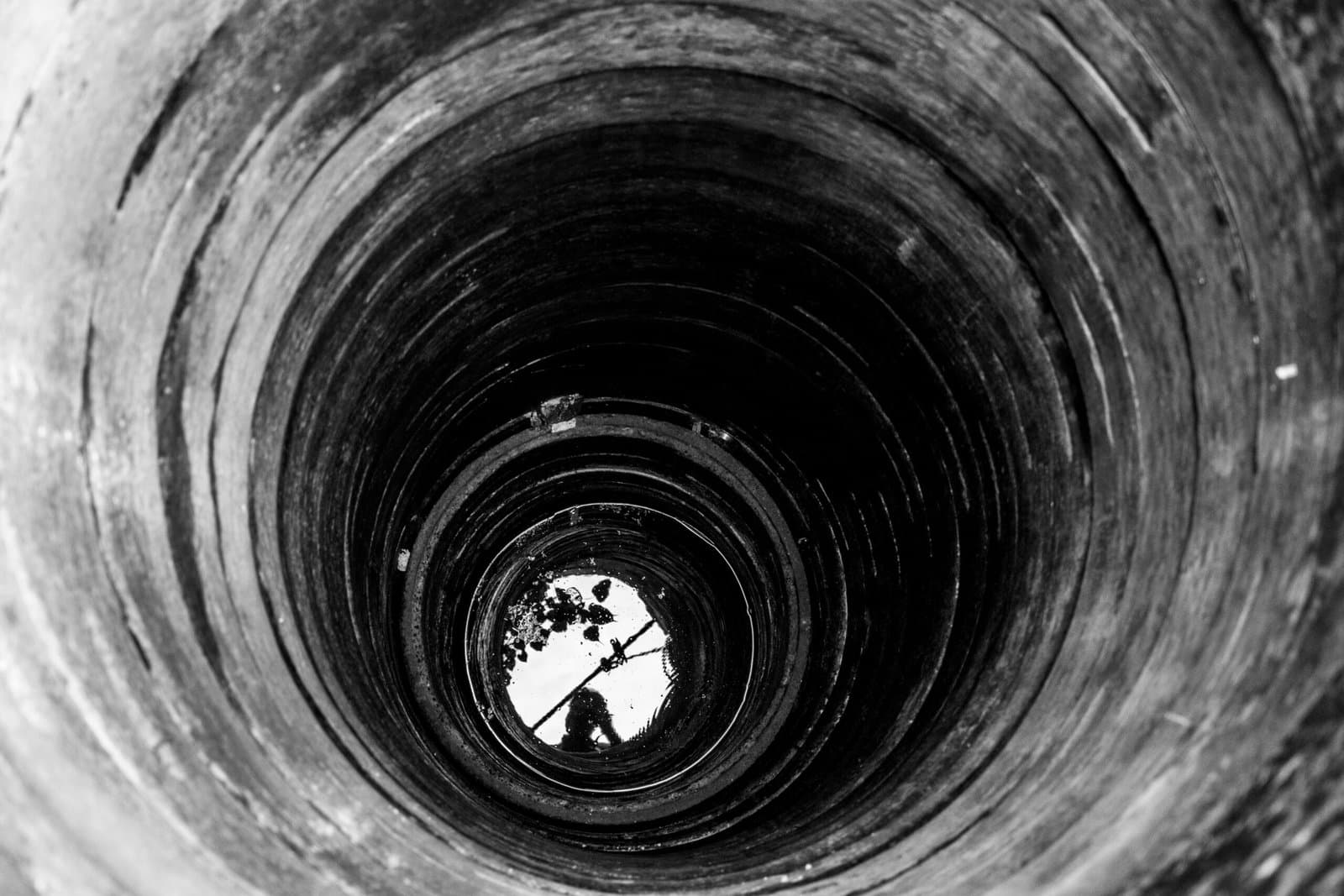 Poço de água profundo com reflexo na superfície